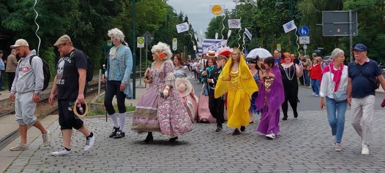 Umzug der Vereine beim traditionellen Bergfest