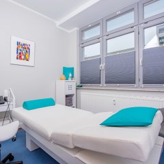 Pokój z kanapą w centrum terapeutycznym