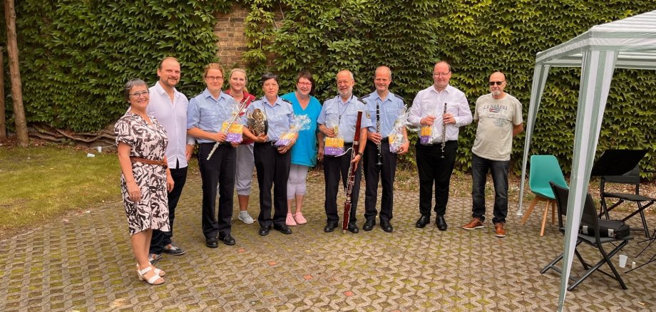 Bundespolizeiorchester Berlin spielte für Patienten und Pfleger in Herzfelde - Sommerfest in Alter Schule brachte viel Freude