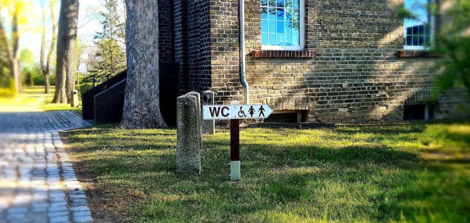 Öffentliche barrierefreie Toiletten auf dem Friedhof