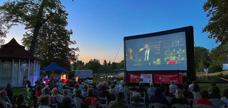 Foto der Zuschauer im Freiluftkino