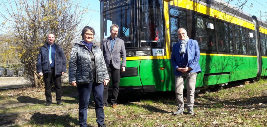 (v.l.n.r.) Herr Stahl (Betriebsleiter SRS), Frau Löser (Bürgermeisterin Rüdersdorf bei Berlin), Herr Steinbrück (Bürgermeister Schöneiche bei Berlin), Herr Bröcker (Geschäftsführer SRS); Foto: Annette Herold