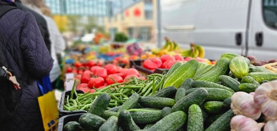 Foto von einem Marktstand mit Gemüseangebot