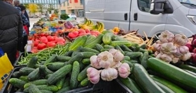 Marktstand mit frischem Gemüse auf dem Wochenmarkt 